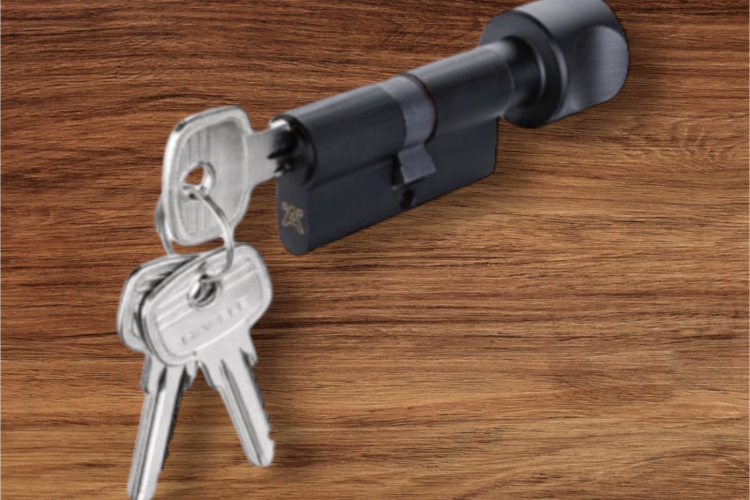 Mặt trong ổ khoá là núm xoay tròn