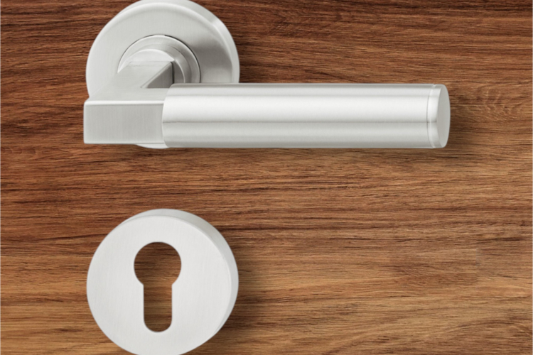 Tay gạt có nắp che